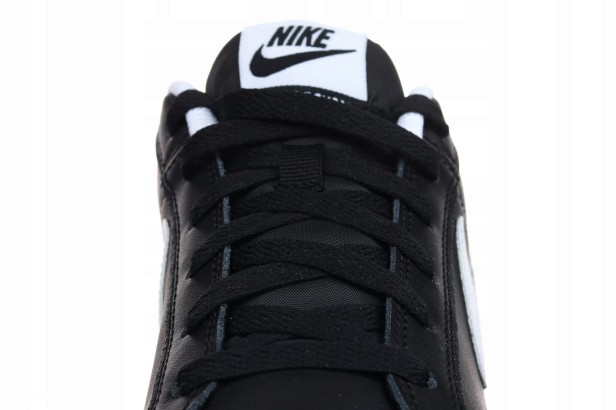 Nike Court Royale 749747 010- Szczegół z przodu