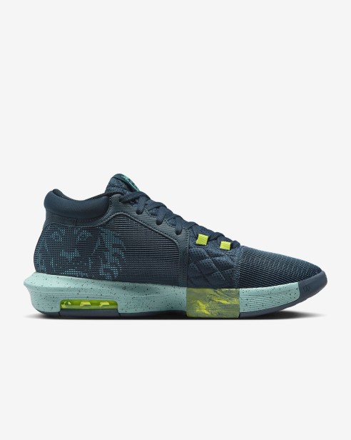 Nike Lebron Witness Viii Fb2239 402-but skierowany w prawo