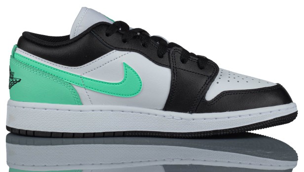 Nike Air Jordan 1 Buty Młodzieżowe  Niskie  553560 131-but skierowany w prawo