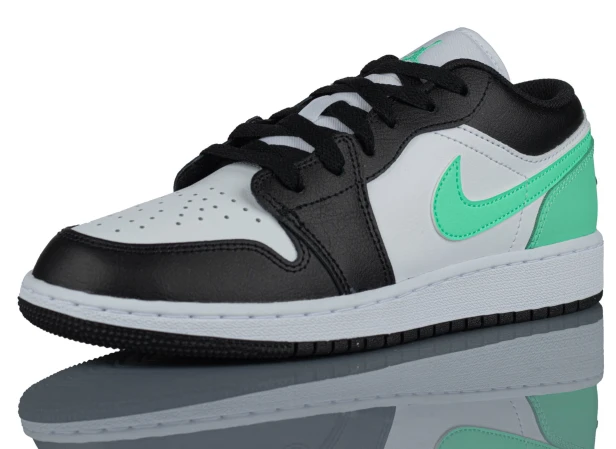 Nike Air Jordan 1 Buty Młodzieżowe  Niskie  553560 131-but widok z boku