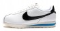Nike W Cortez Dn1791 100-but skierowany w lewo
