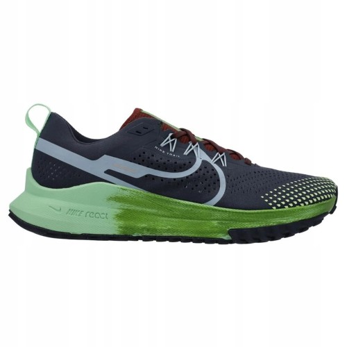 Nike W React Pegasus Trail 4-but skierowany w prawo
