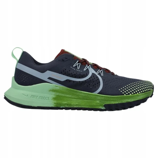 Nike W React Pegasus Trail 4-but skierowany w prawo