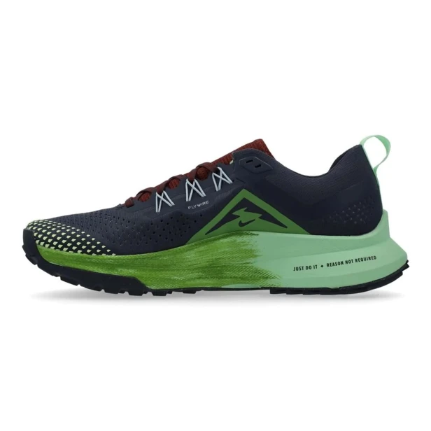 Nike W React Pegasus Trail 4-but skierowany w lewo