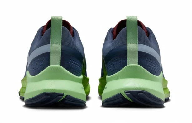 Nike W React Pegasus Trail 4-buty widok z tyłu