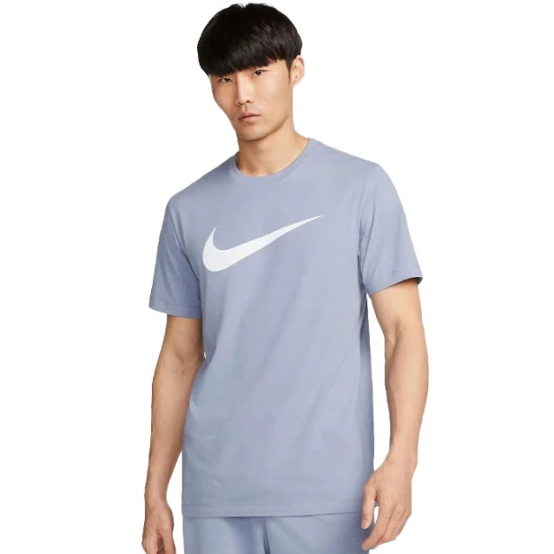 Nike M Nsw Good Chest Swoosh Dx1983 548-koszulka widok na modelu