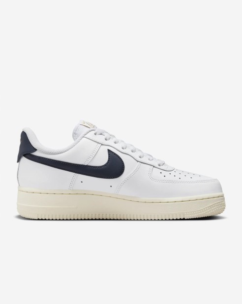 Nike W Air Force 1 '07 Flyease Hj9122 100-but skierowany w prawo