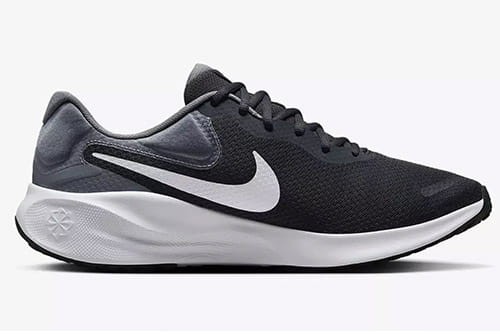 Nike Revolution 7 Fb2207 007-but skierowany w prawo