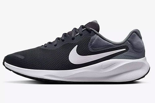 Nike Revolution 7 Fb2207 007-but skierowany w lewo