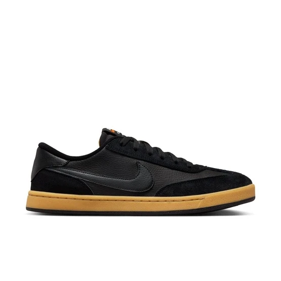 Nike Sb Fc Classic 909096 008-but skierowany w prawo