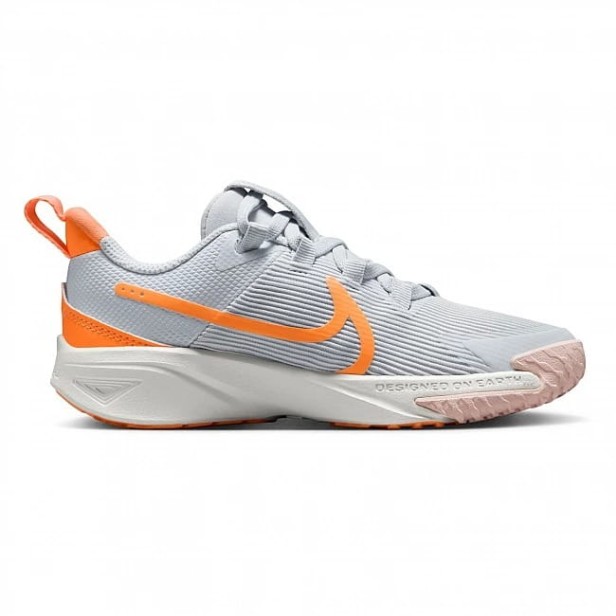 Nike Star Runner 4 Nn (Gs) Dx7615 008-but skierowany w prawo