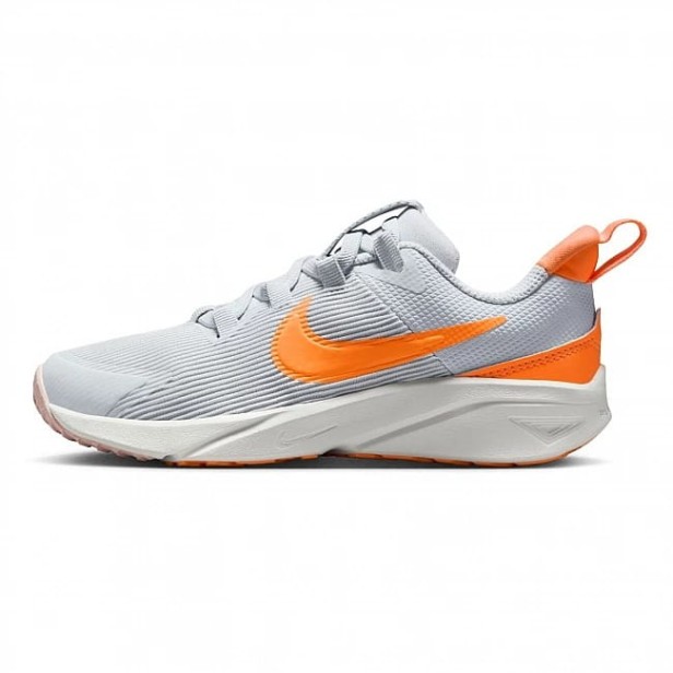 Nike Star Runner 4 Nn (Gs) Dx7615 008-but skierowany w lewo