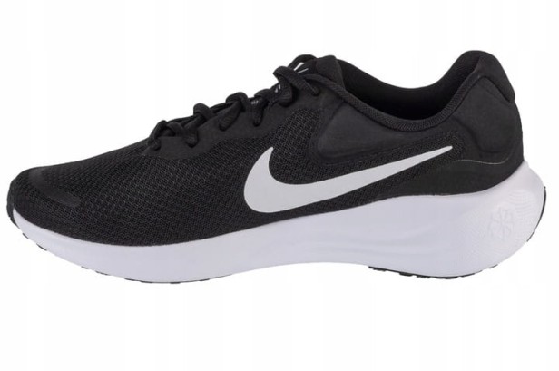Nike Revolution 7 Fb2207 001-but skierowany w lewo