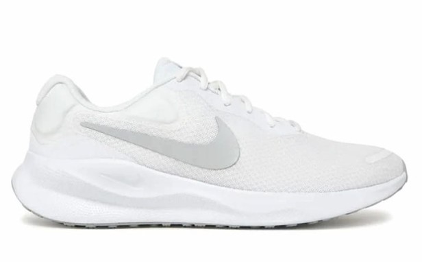 Nike Revolution 7 Fb2207 100-but skierowany w prawo