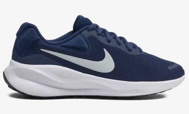 Nike Revolution 7 Fb2207 400-but skierowany w prawo