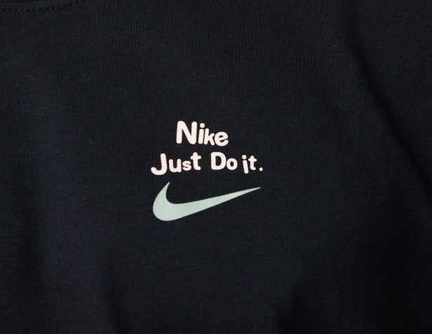 Nike M Nsw Tee Gfx Hv3992 010-koszulka zbliżenie znaczek