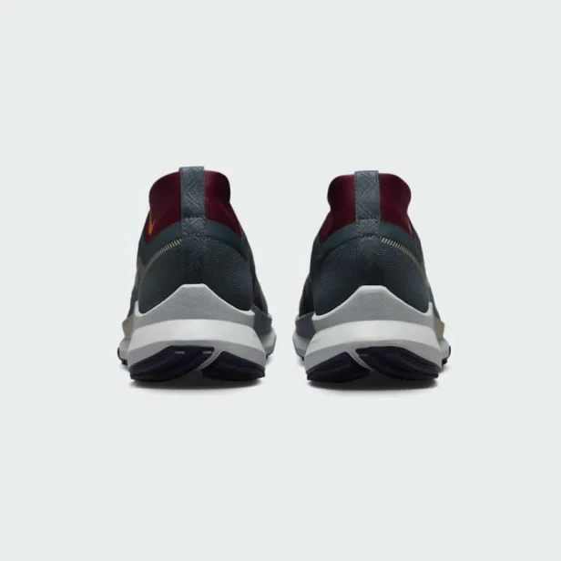 Nike react pegasus trail 4 gtx v2 hm9728 300-buty widok od tyłu