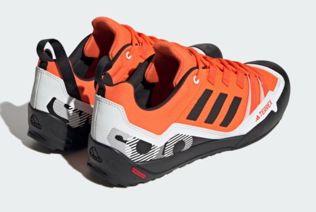 ADIDAS TERREX SWIFT SOLO 2 IE6902-buty widok z tyłu