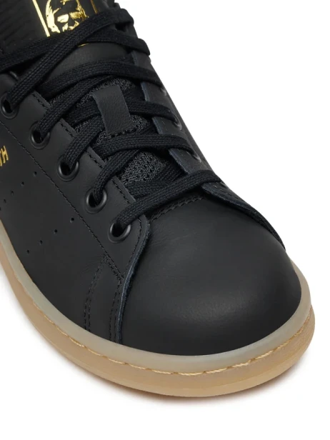 ADIDAS STAN SMITH J II0009-but zbliżenie z przodu