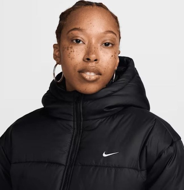Nike Classic Puffer Fz5903 010-kurtka zbliżenie na modelce