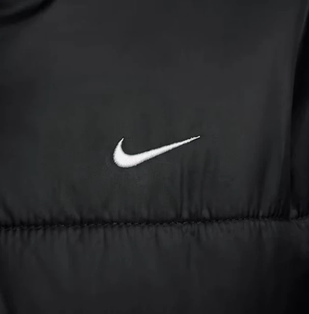 Nike Classic Puffer Fz5903 010-kurtka zbliżenie znaczek