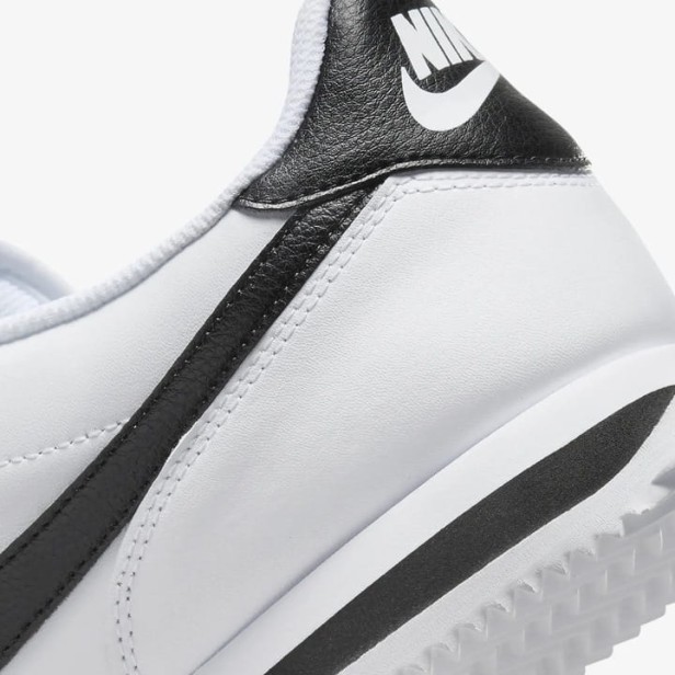 NIKE CORTEZ DM4044 105-but od tyłu w przybliżeniu