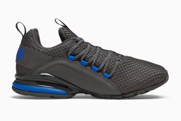 Puma Axelion Spark 193481 02-but ustawiony w prawo