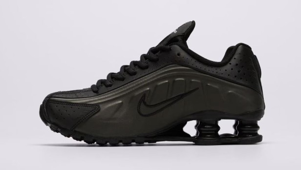 Nike Shox R4 (Gs) Cw2626 003-but skierowany w lewo